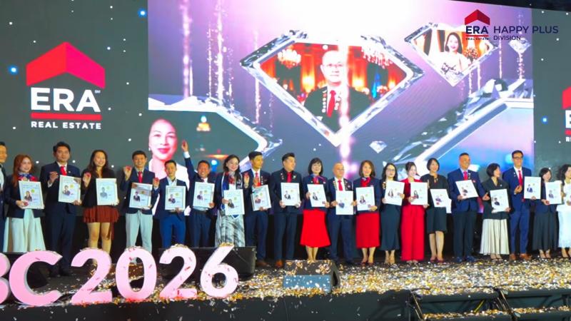 Các chuyên viên ERA Vietnam nhận chứng nhận trên sân khấu VNBC 2026