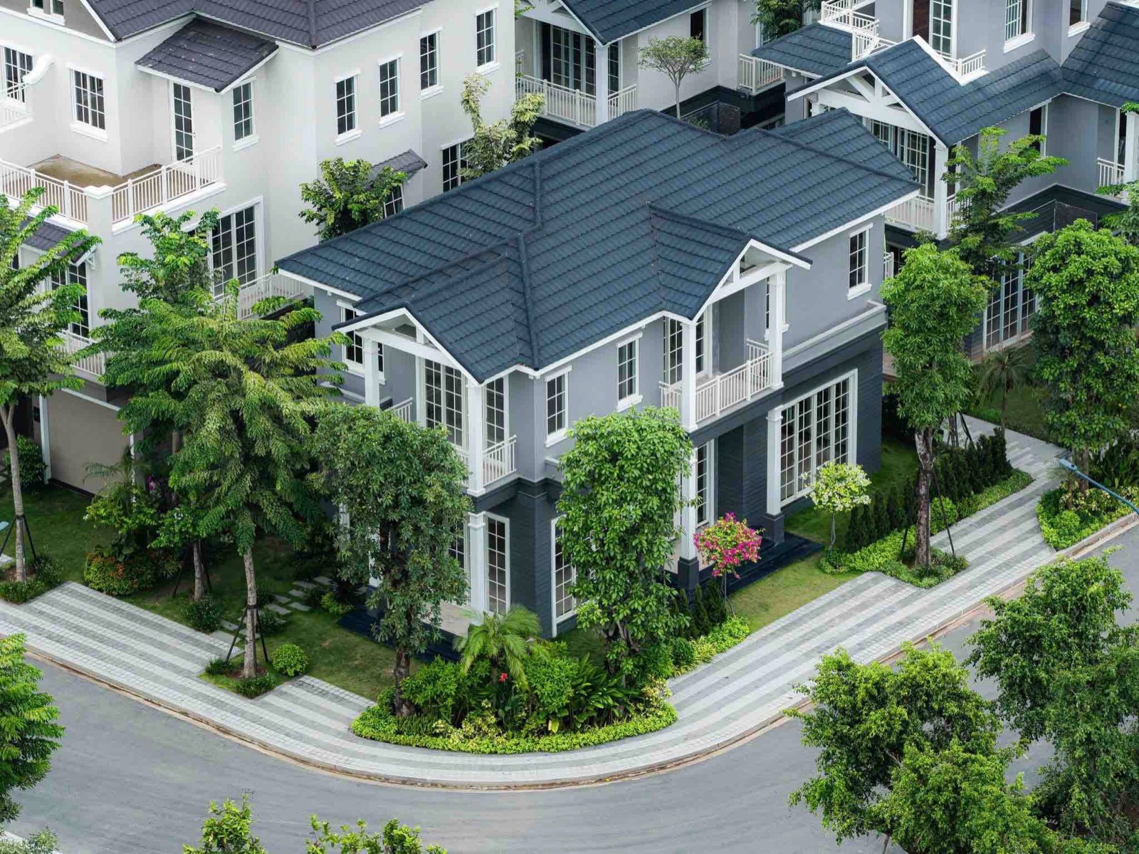 Căn góc Home Retreat với mái xanh và vườn cây
