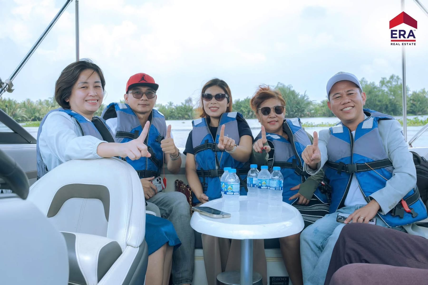 Đoàn khách ERA mặc áo phao đi thuyền trên sông tại Waterpoint