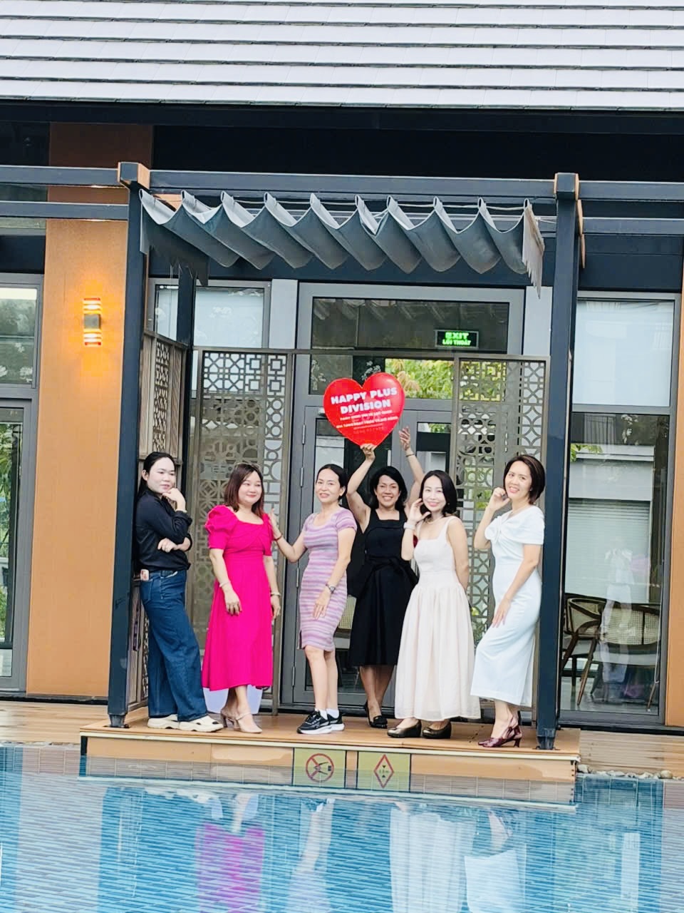 Hai nhóm chị em Happy Plus cùng hướng về trái tim Happy Plus Division