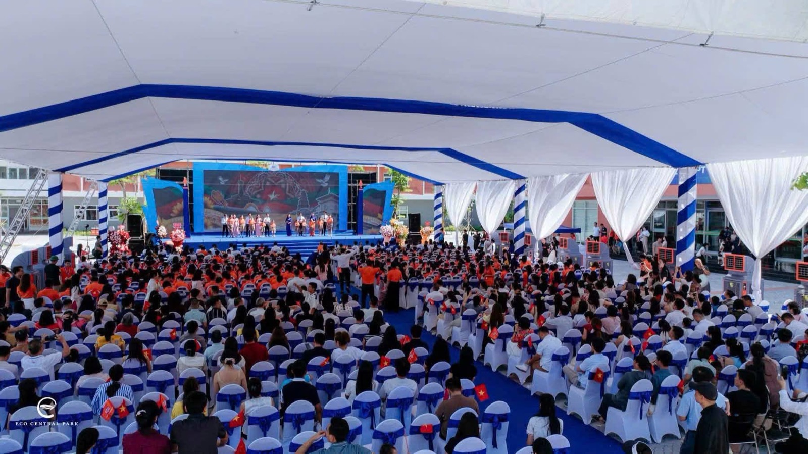 Hội trường đông học sinh và phụ huynh dự lễ khánh thành trường