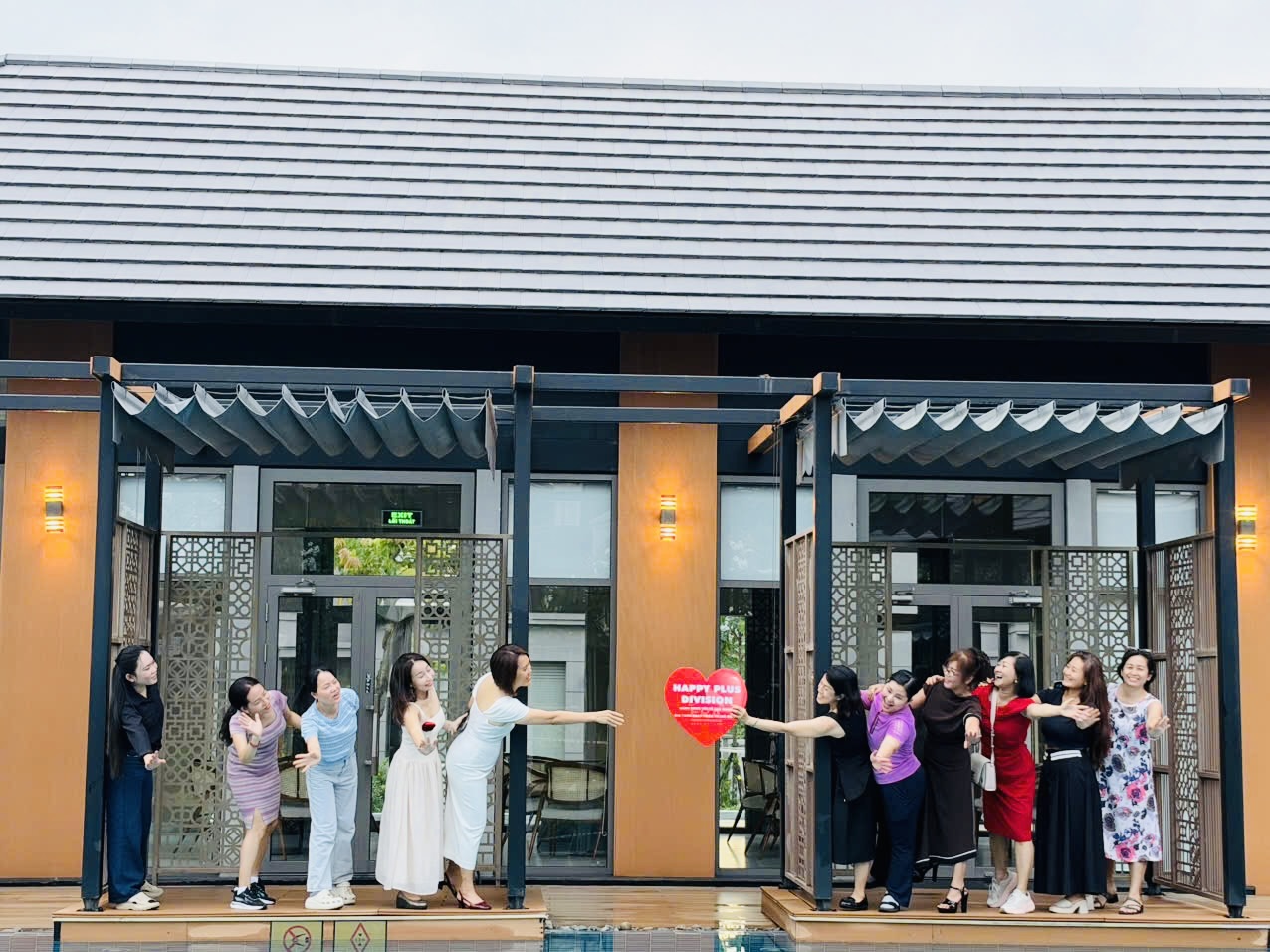 Chị em Happy Plus tạo dáng bên chòi nghỉ cạnh hồ bơi