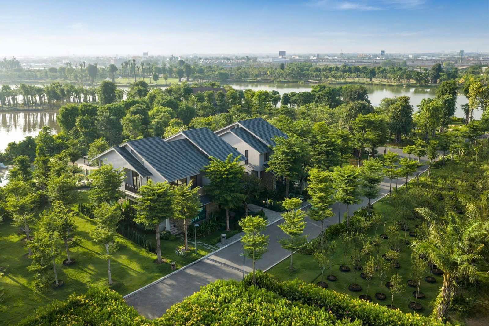 Biệt thự mái xám giữa hàng cây xanh tại Eco Retreat