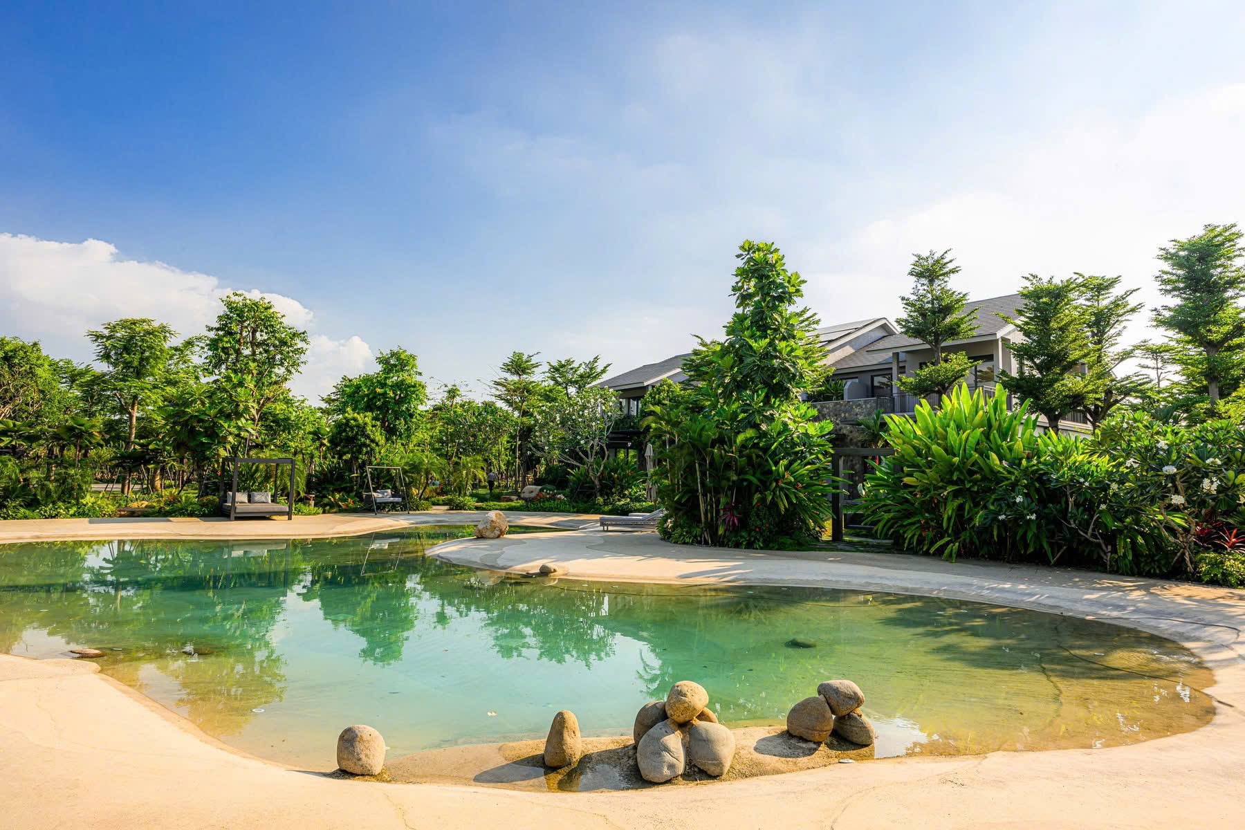 Hồ bơi bãi cát tự nhiên giữa vườn cây nhiệt đới tại Eco Retreat