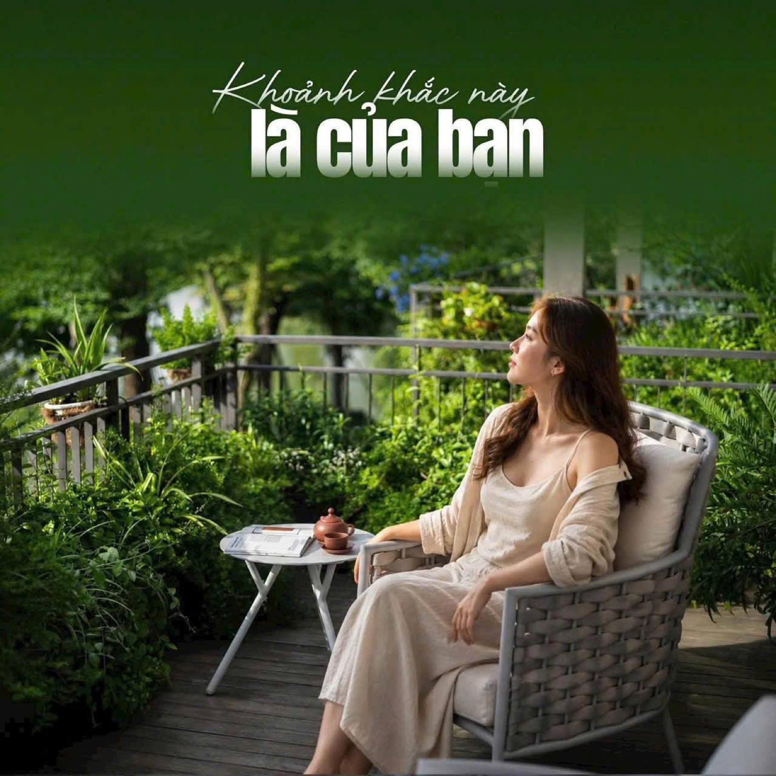 Người phụ nữ ngồi đọc sách trên ban công phủ cây xanh