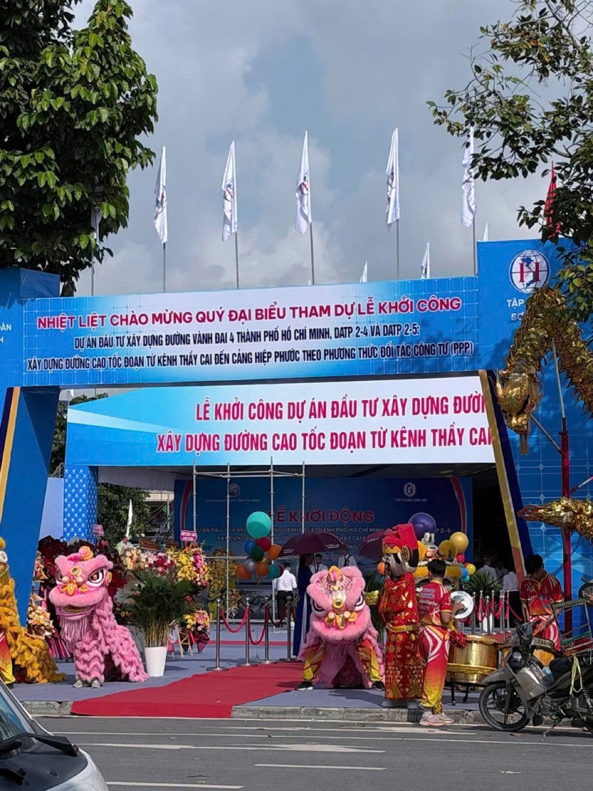 Cổng chào và băng rôn lễ khởi công tại Bến Lức