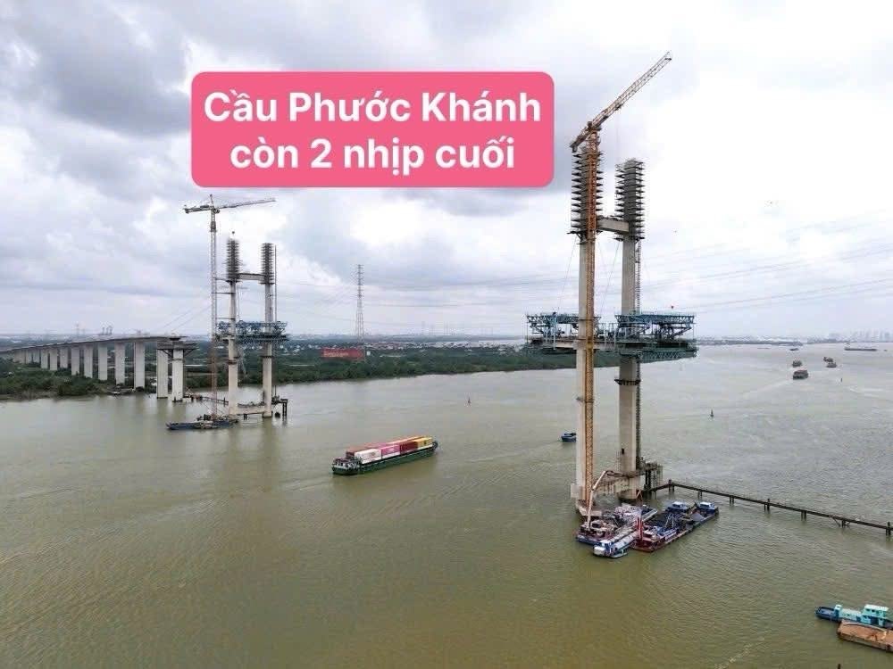 Cầu Phước Khánh vượt sông Lòng Tàu khi còn 2 nhịp cuối chưa hợp long, sà lan chở container đi bên dưới