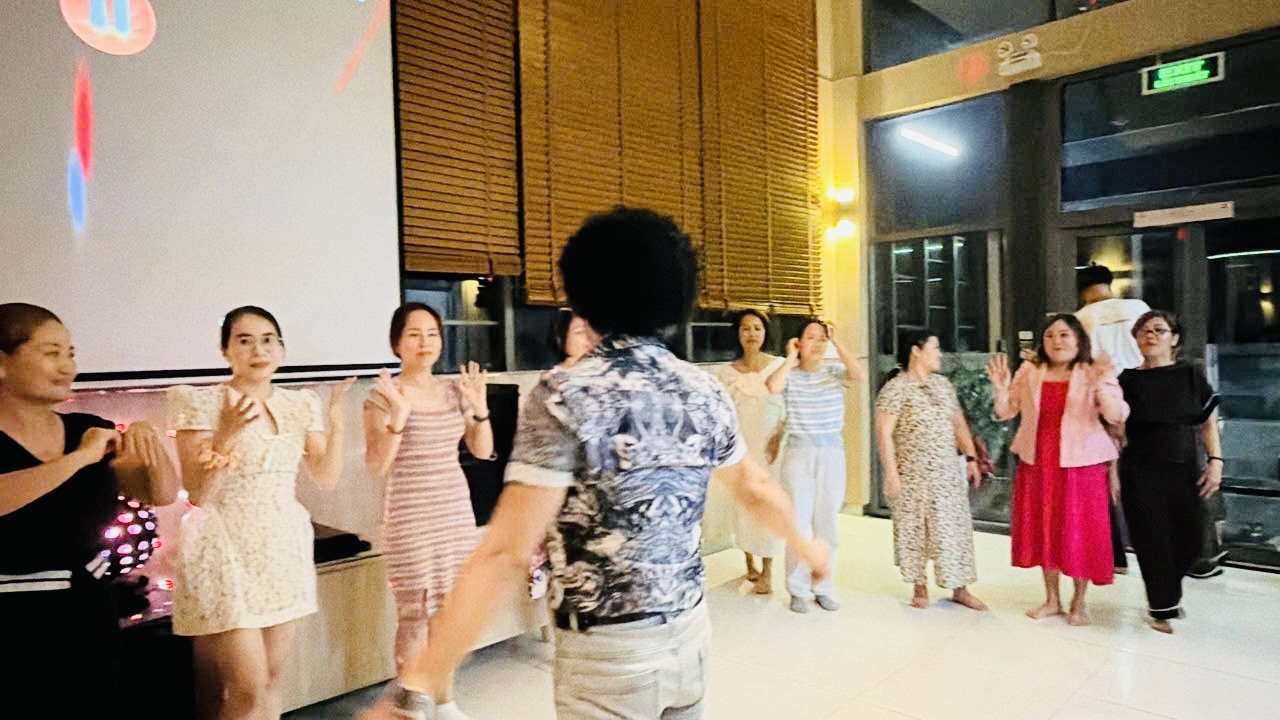 Cả team Happy Plus cùng nhảy múa trong tiệc 20/10