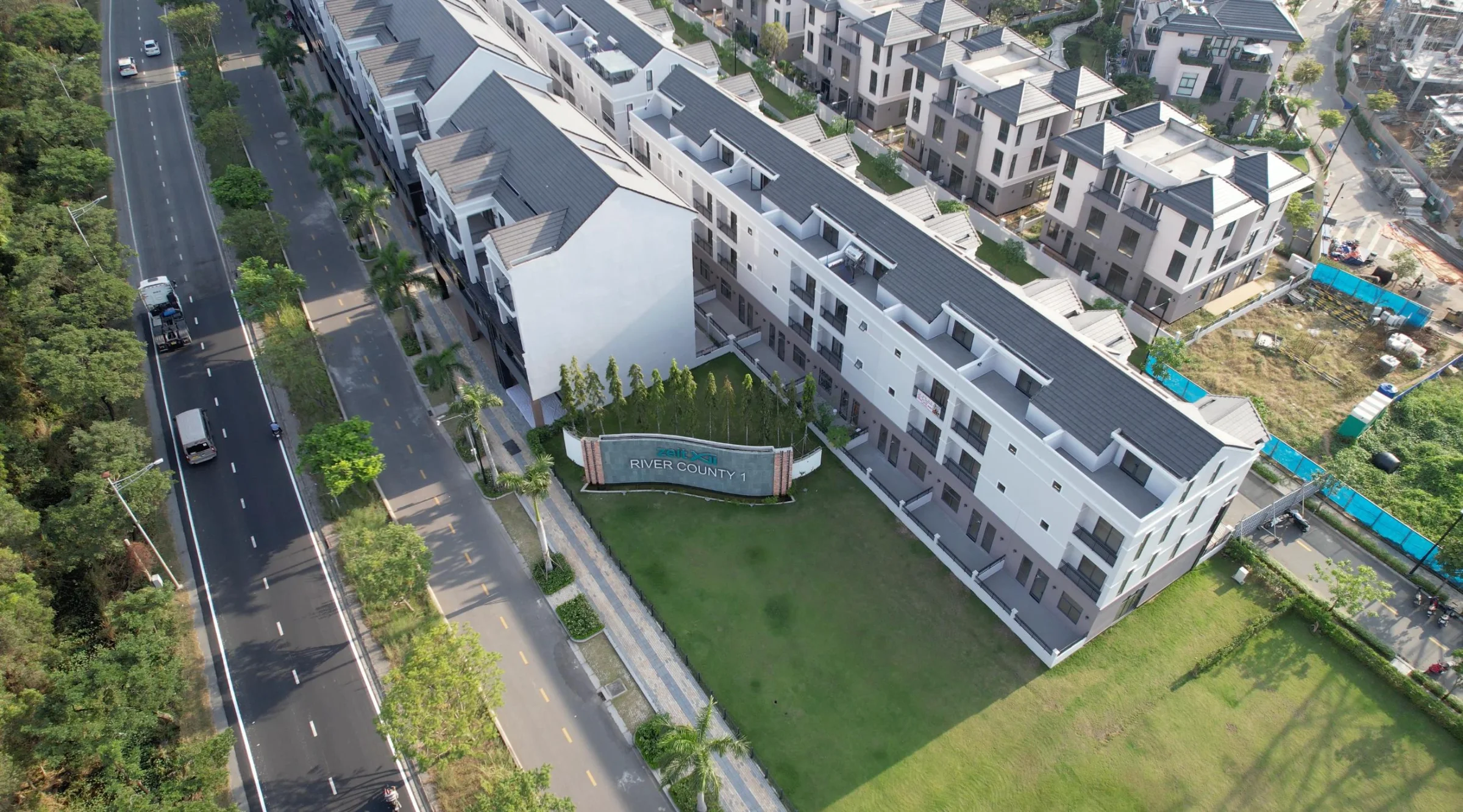 Ảnh chụp từ trên cao dãy shophouse và biệt thự Zeit River County bên đường Nguyễn Hữu Thọ