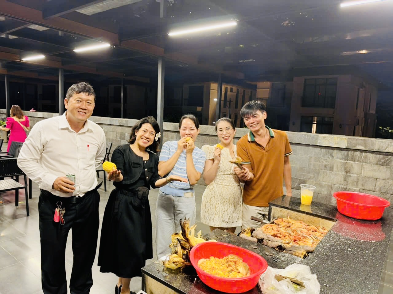 Thành viên Happy Plus bên quầy nướng hải sản và bắp