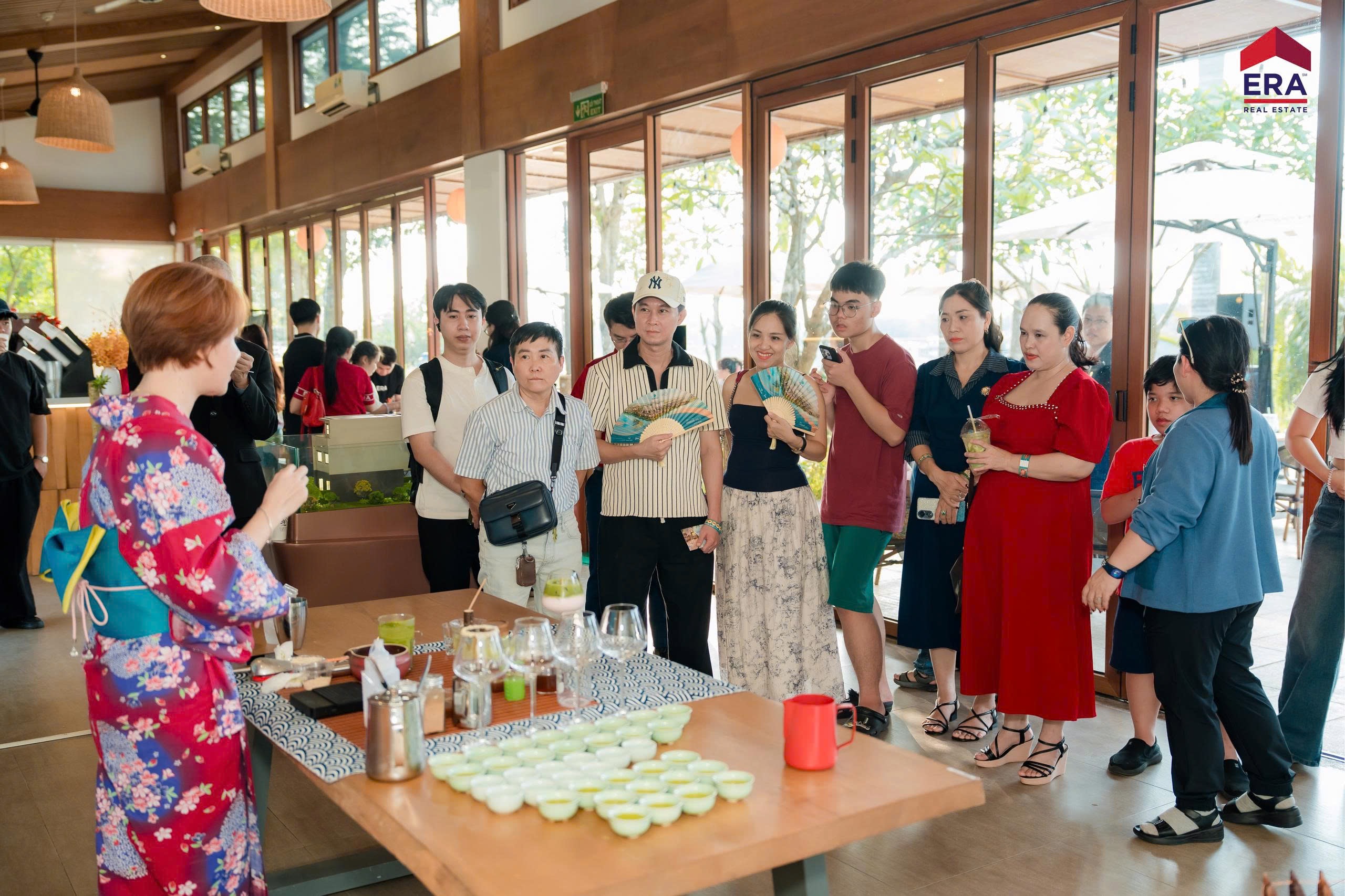 Khách tham gia lớp trình diễn pha trà Nhật