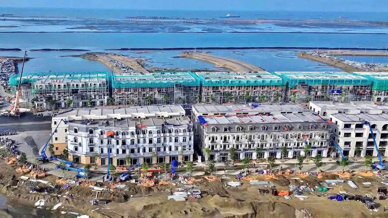 Nhà phố Vịnh Tiên đưa vào sử dụng nhìn từ trên cao, xen kẽ các dãy đang thi công