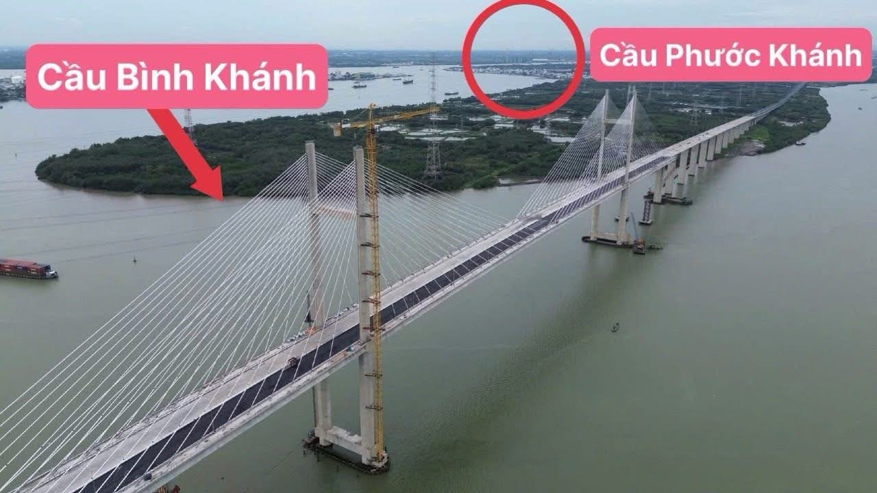 Cầu Bình Khánh giai đoạn hoàn thiện mặt đường, phía xa là vị trí cầu Phước Khánh