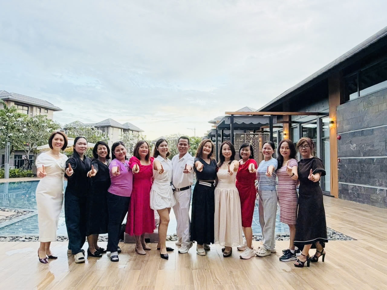 Chị em team Happy Plus chụp ảnh kỷ niệm bên hồ bơi ngày 20/10