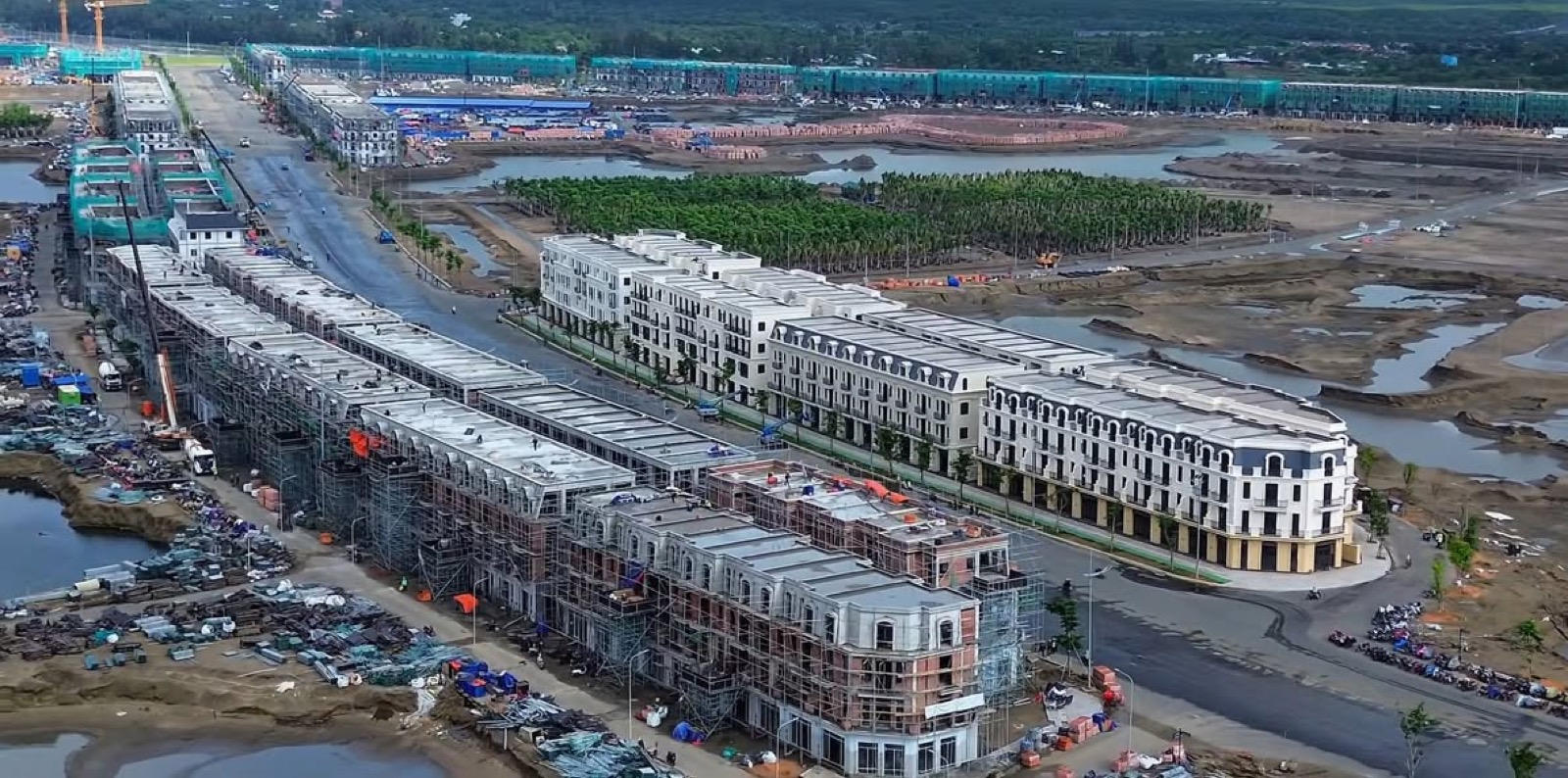 Toàn cảnh các dãy nhà Khu A Vinhomes Cần Giờ đang hoàn thiện