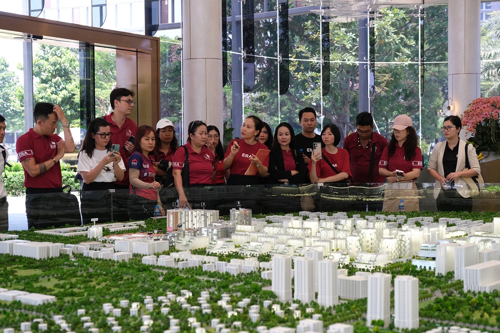 Môi giới ERA Vietnam tìm hiểu sa bàn dự án bất động sản tại nhà mẫu