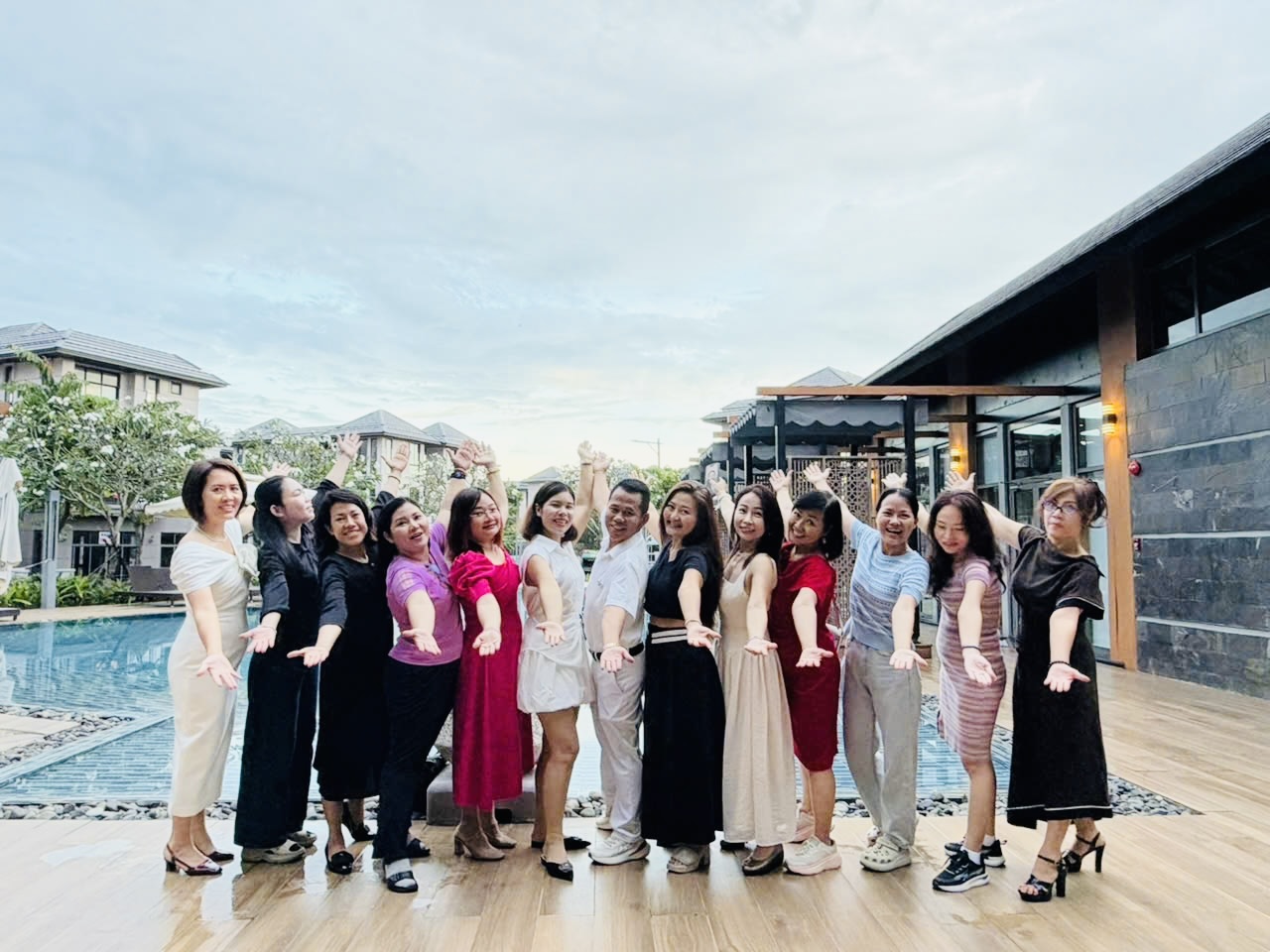 Thành viên team Happy Plus dang tay vui vẻ chào mừng ngày 20/10