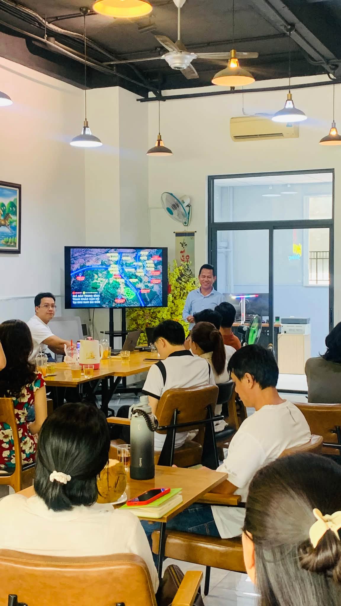 Các chuyên viên Happy Plus chăm chú lắng nghe nội dung đào tạo