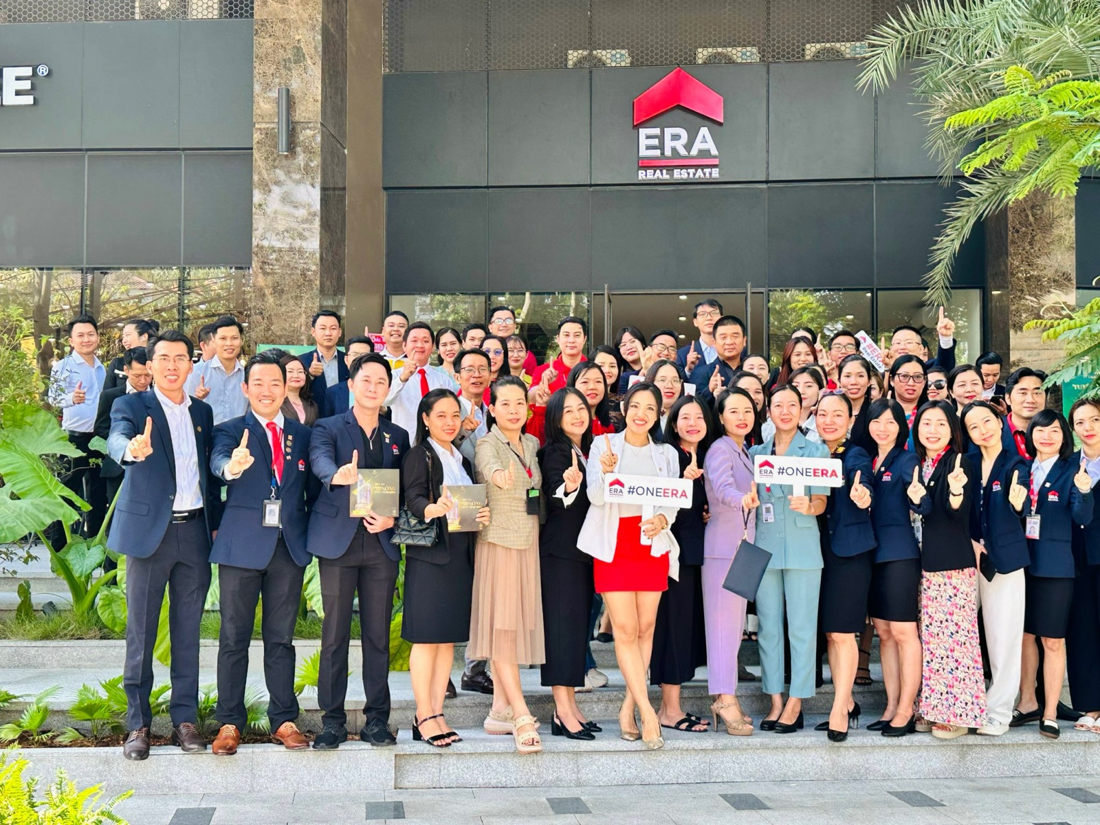 Đội ngũ môi giới ERA Vietnam chụp ảnh tập thể trước văn phòng ERA Real Estate
