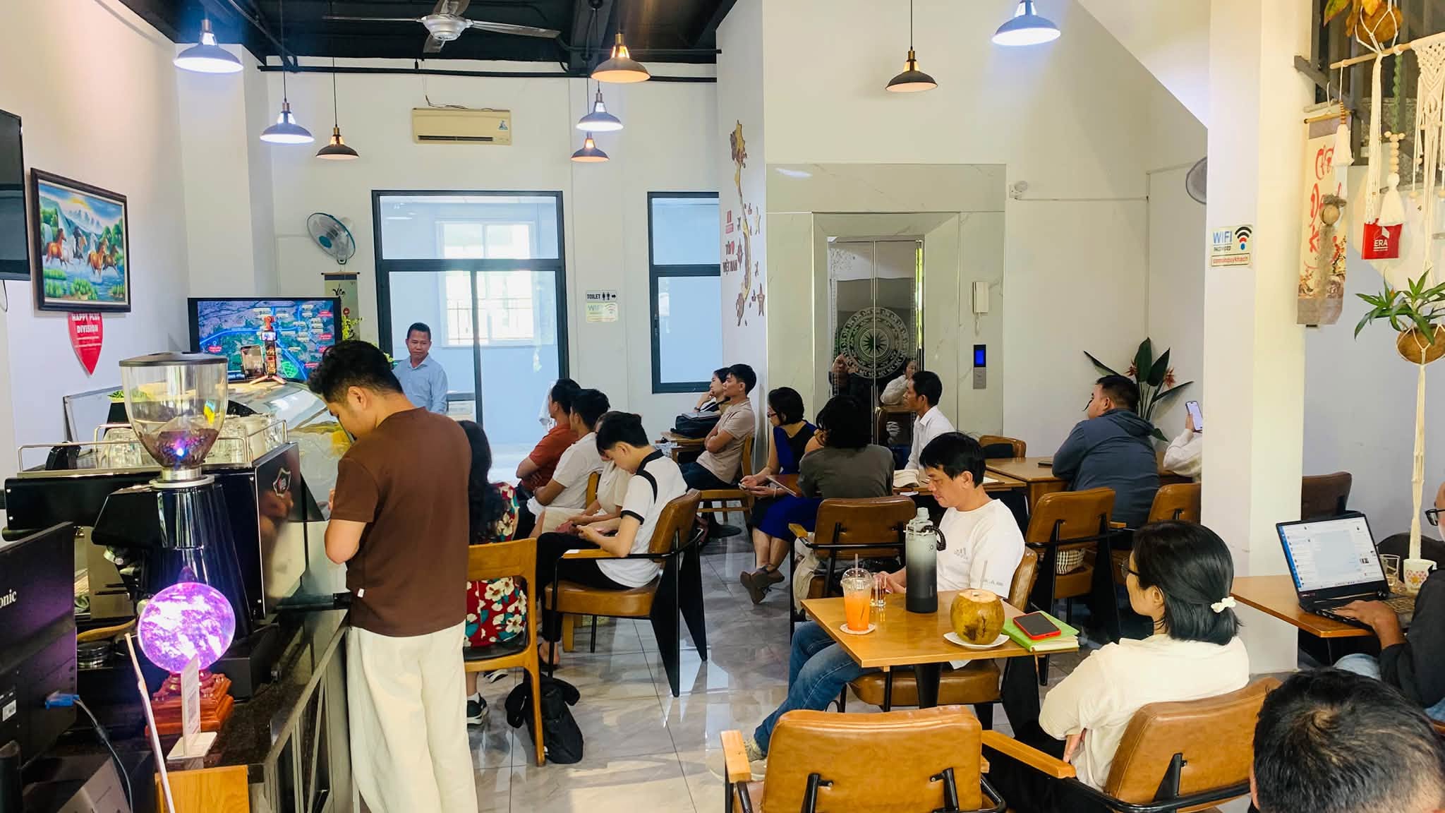 Phân tích bản đồ dự án khu Nam trên màn hình trong buổi training