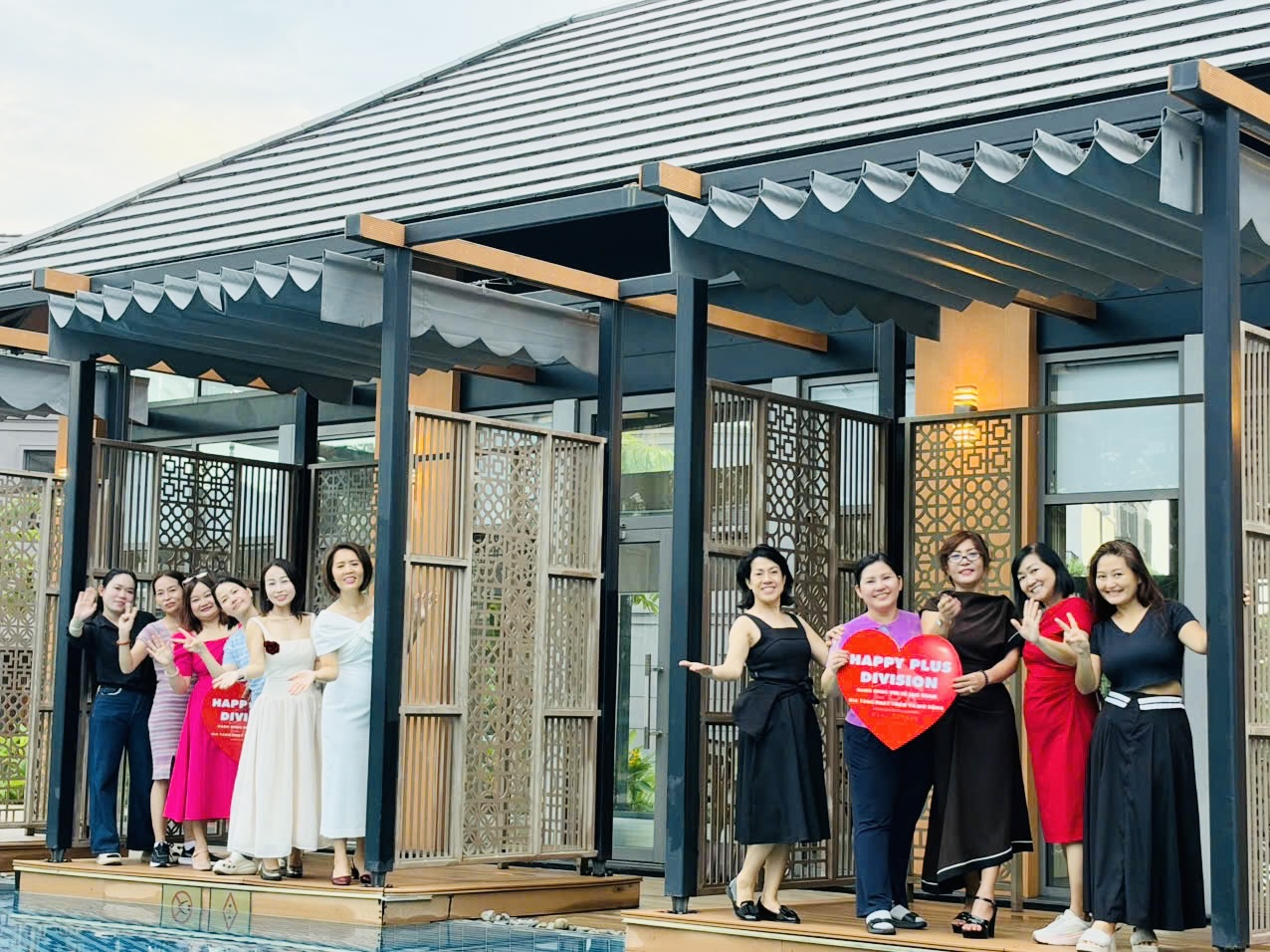 Chị em Happy Plus giơ cao trái tim đỏ trong buổi chụp ảnh 20/10