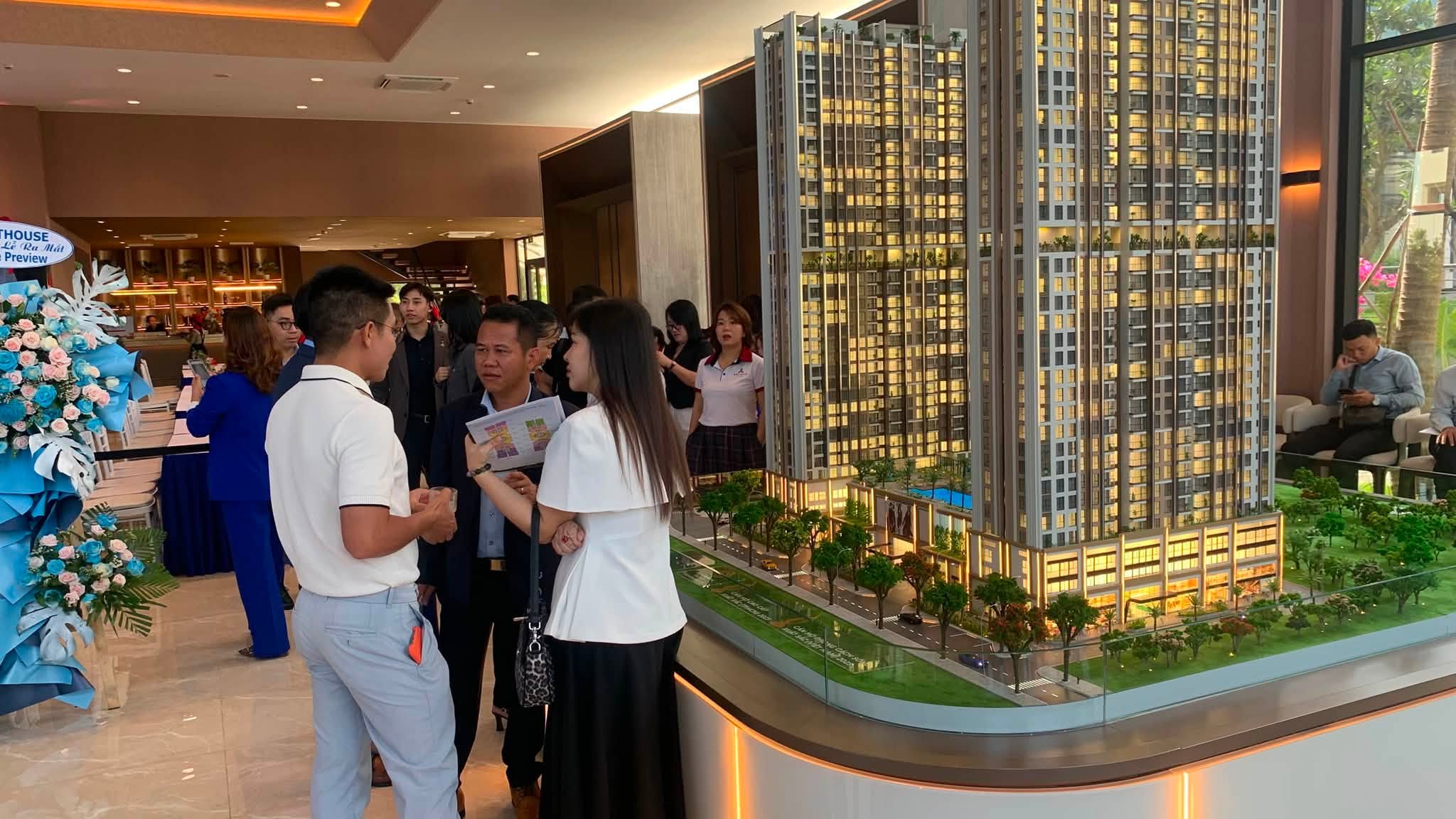 Chuyên viên Happy Plus tư vấn khách hàng bên sa bàn dự án Arcadia At Lavila