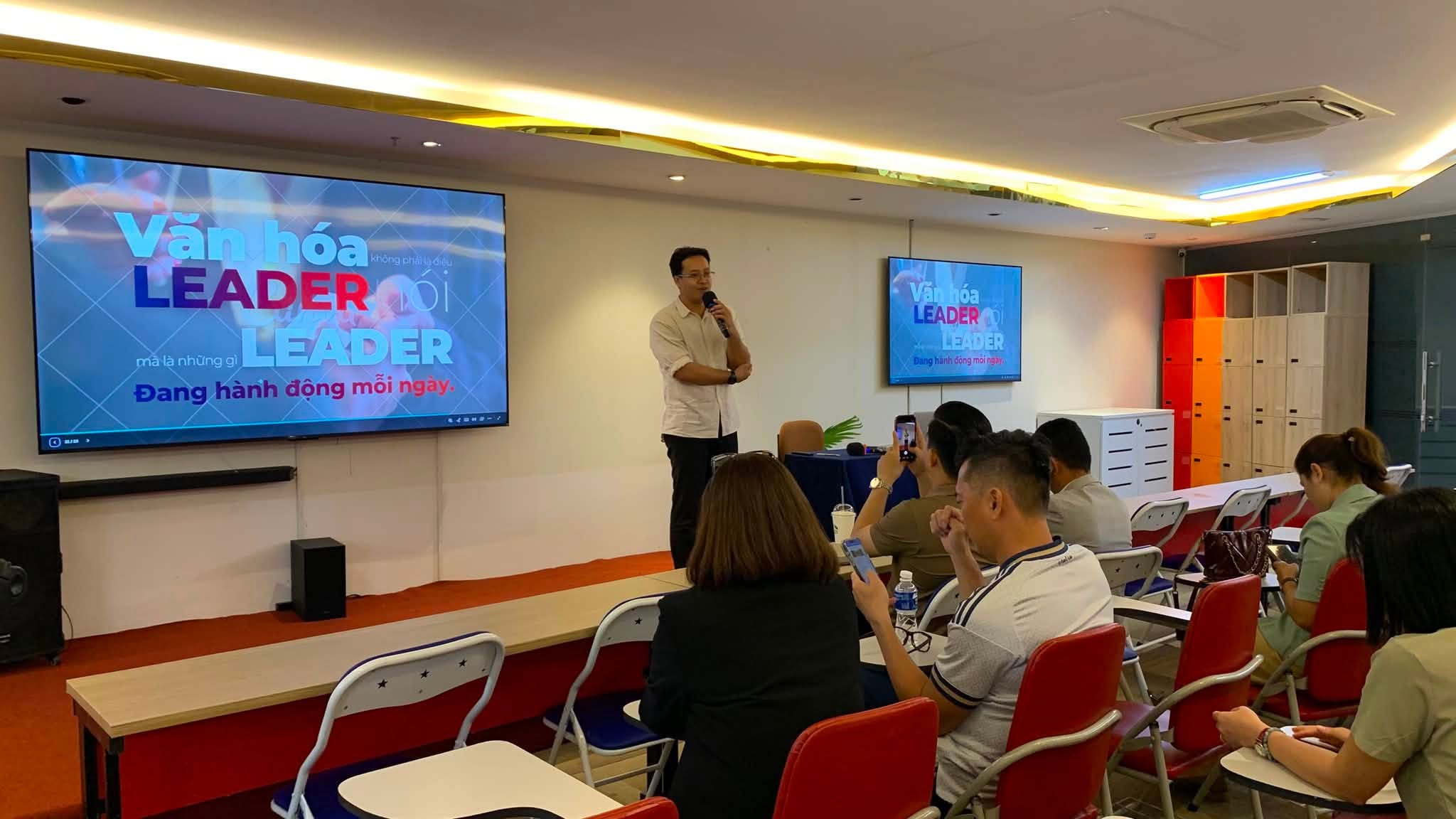 Slide Văn hóa Leader đồng hành cùng Leader