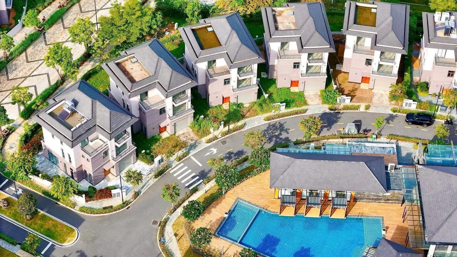 Clubhouse, hồ bơi và các căn biệt thự Zeit River County 1 nhìn từ trên cao