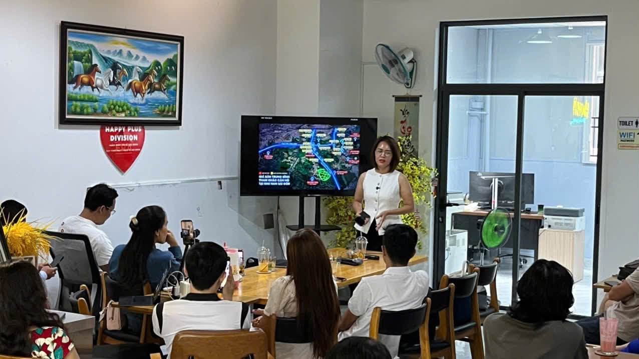 Chị Hà Land trình bày giá bán trung bình tham khảo căn hộ khu Nam Sài Gòn
