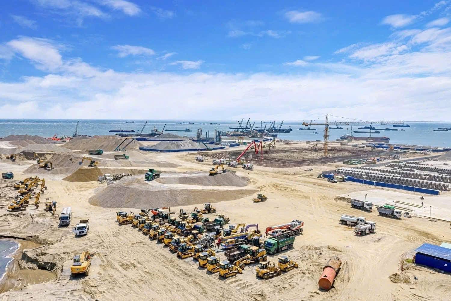 Tiến độ Vinhomes Cần Giờ tháng 10/2026: công trường ven biển với máy ủi, máy xúc và bãi cát san lấp