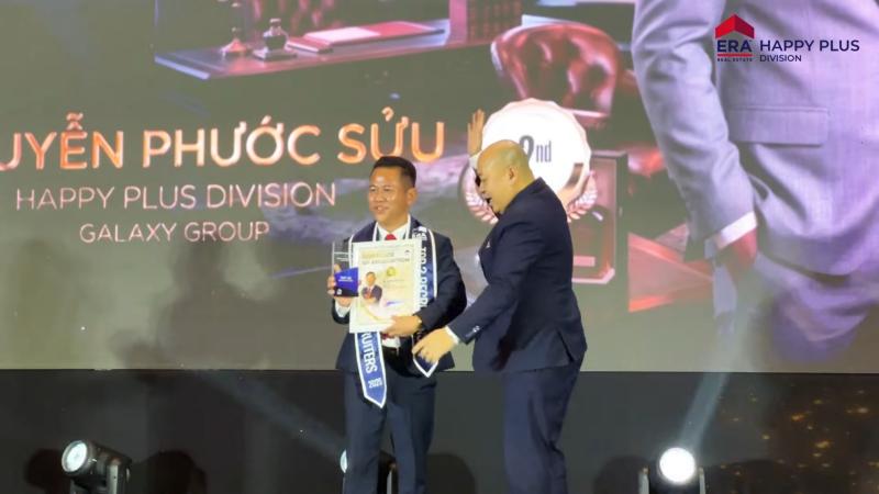 Nguyễn Phước Sửu nhận bằng khen và cúp trên sân khấu VNBC 2026