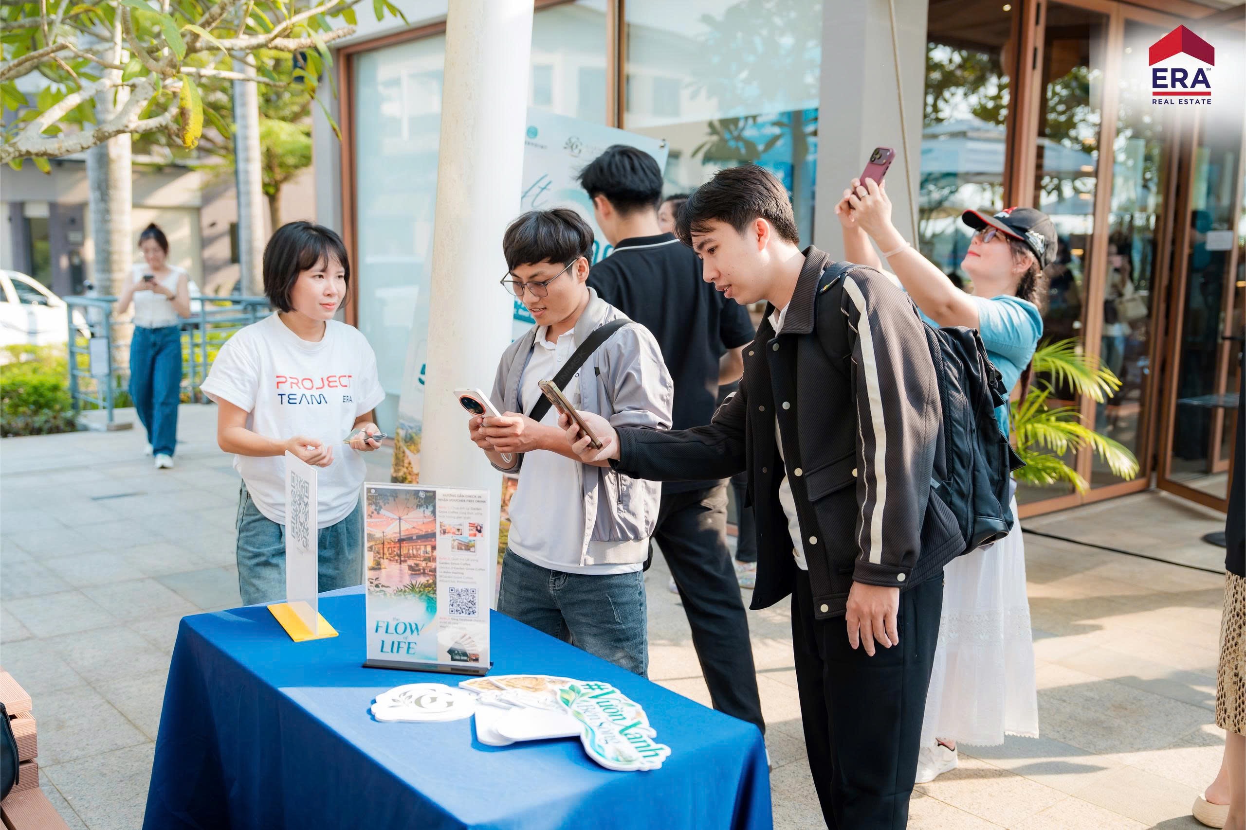 Đội ngũ Project Team hỗ trợ khách check-in tại sự kiện