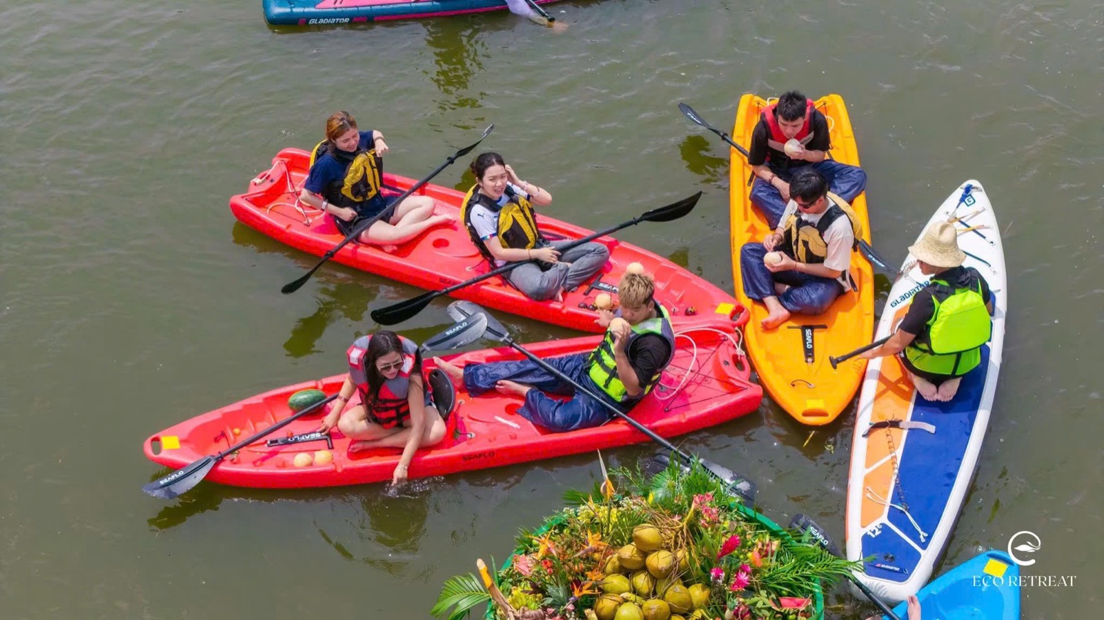 Các gia đình chèo thuyền kayak nhiều màu trên hồ