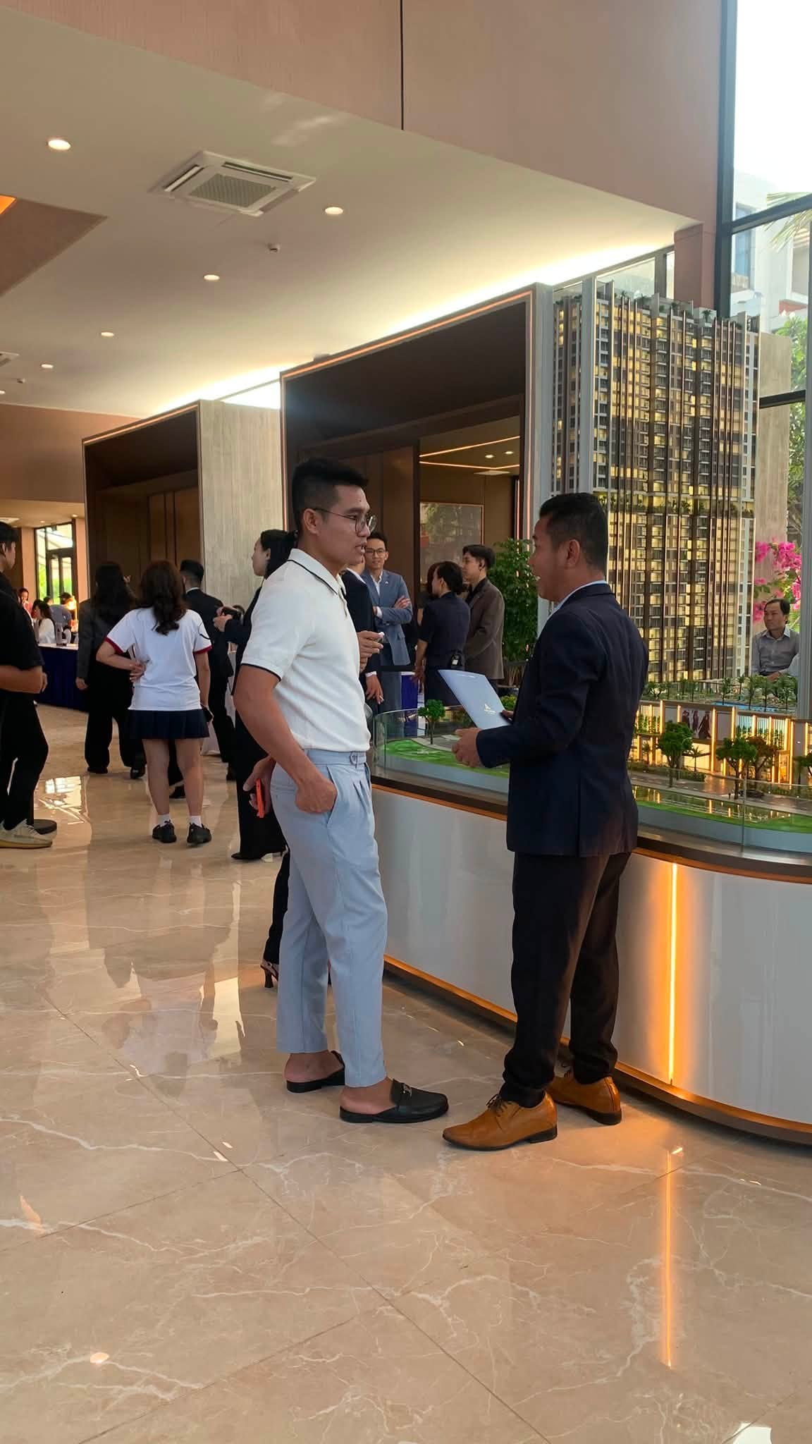 Khách hàng tham quan sa bàn dự án tại sự kiện
