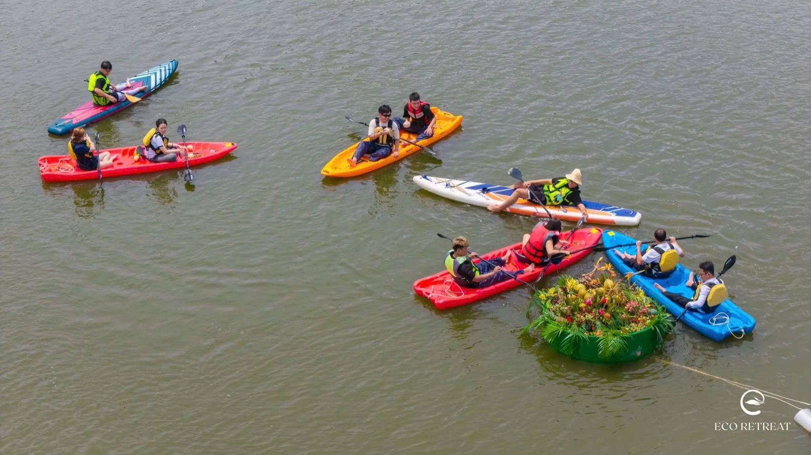 Nhóm thuyền kayak quanh đảo trái cây nhỏ giữa hồ