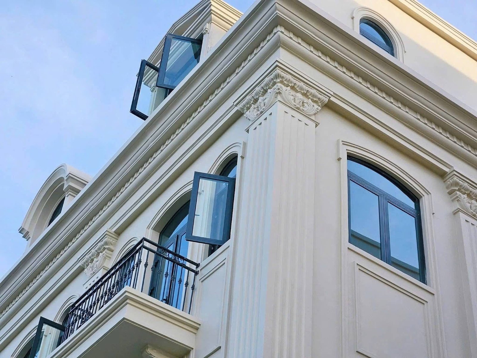 Chi tiết mặt tiền nhà phố Vịnh Tiên Vinhomes Cần Giờ với phào chỉ, cửa sổ vòm và ban công sắt