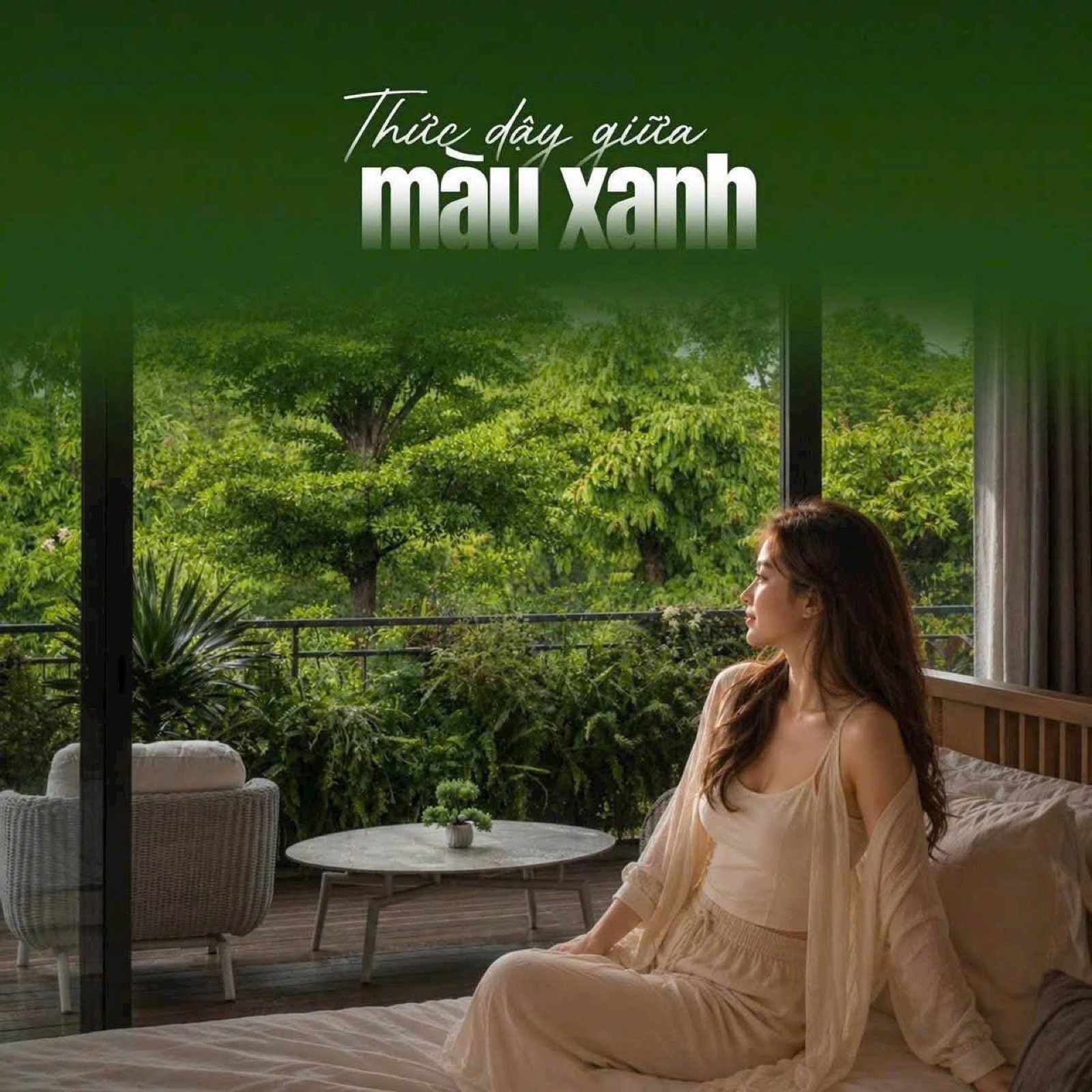 Người phụ nữ ngồi bên cửa kính nhìn ra màu xanh cây lá
