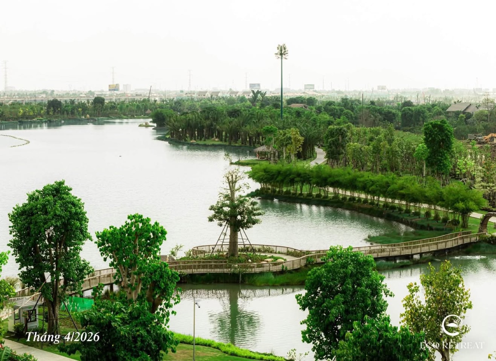 Mặt hồ và đường dạo ven hồ tại Eco Retreat năm 2026