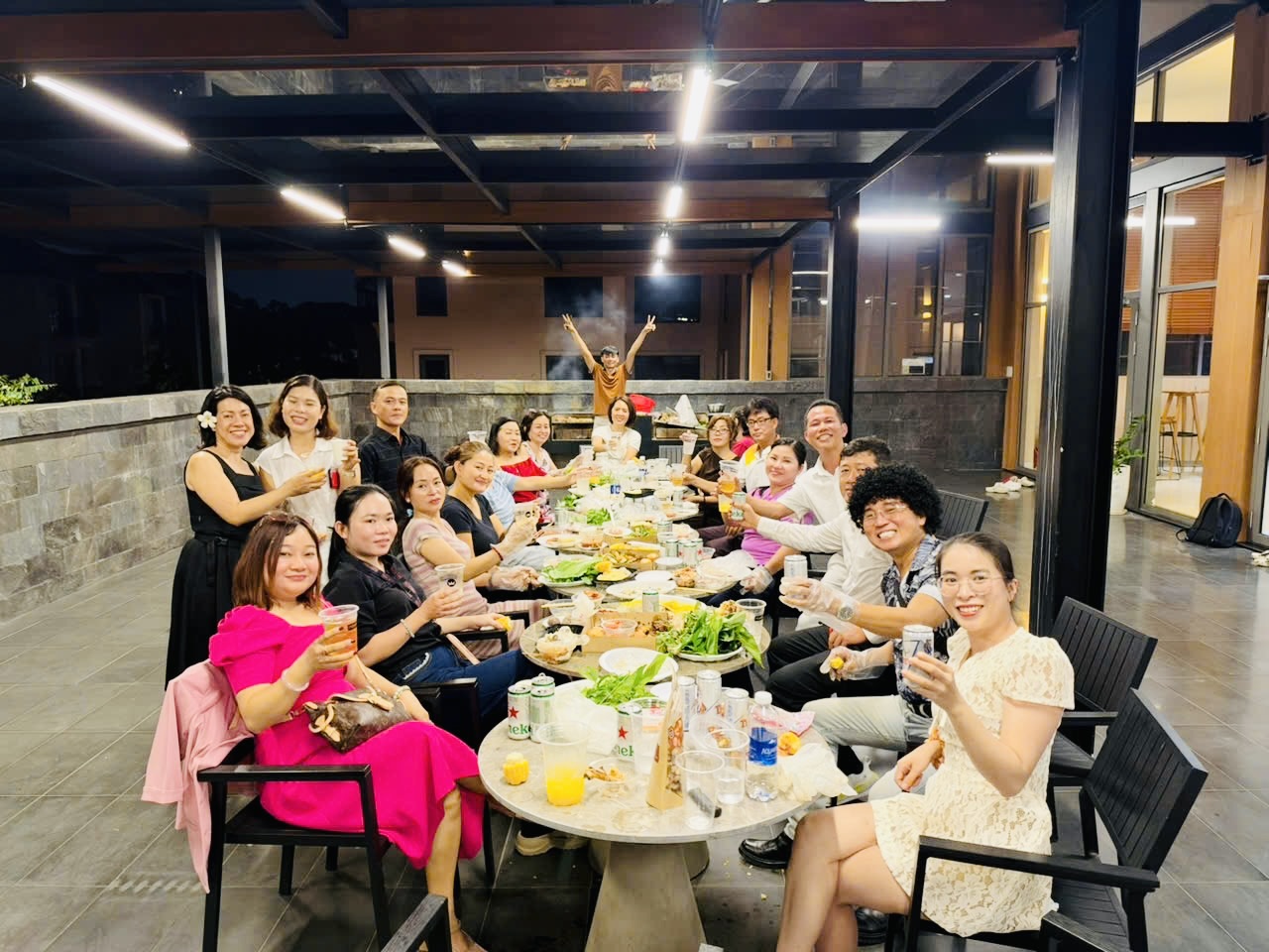Team Happy Plus nâng ly chúc mừng bên bàn tiệc nướng tối 20/10
