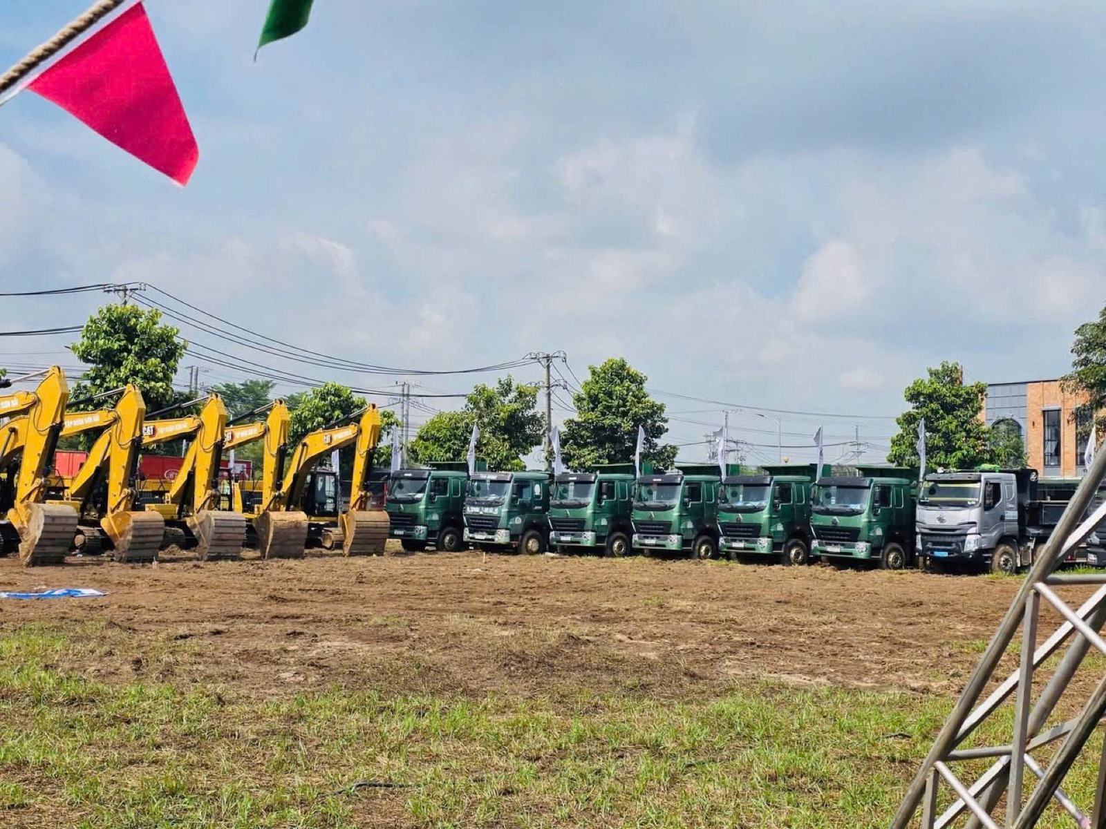 Máy móc thi công tập kết tại công trường hạ tầng ở Bến Lức