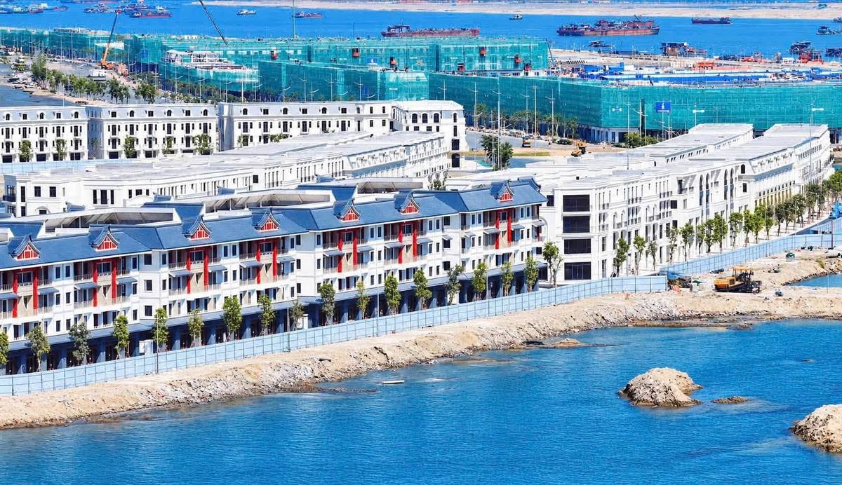 Dãy nhà phố ven biển và các block đang xây dựng tại Vinhomes Green Paradise