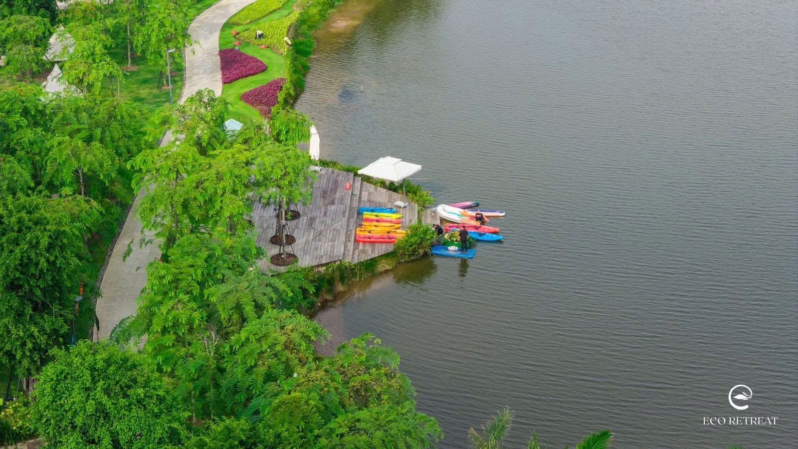 Bến thuyền kayak bên bờ hồ Thiên Nga nhìn từ trên cao