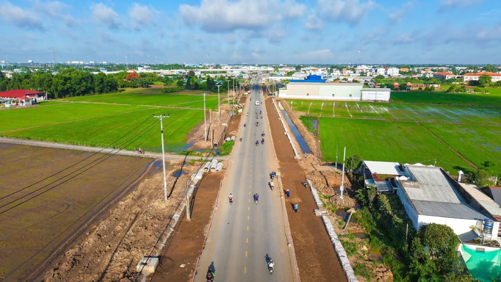 Đường Nguyễn Hữu Trí đang thi công mở rộng nhìn từ trên cao