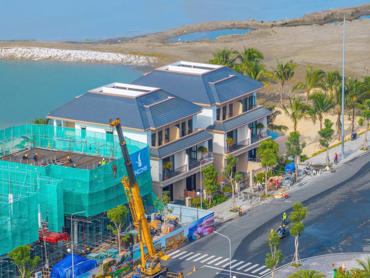 Biệt thự và công trường đang thi công tại Vinhomes Green Paradise