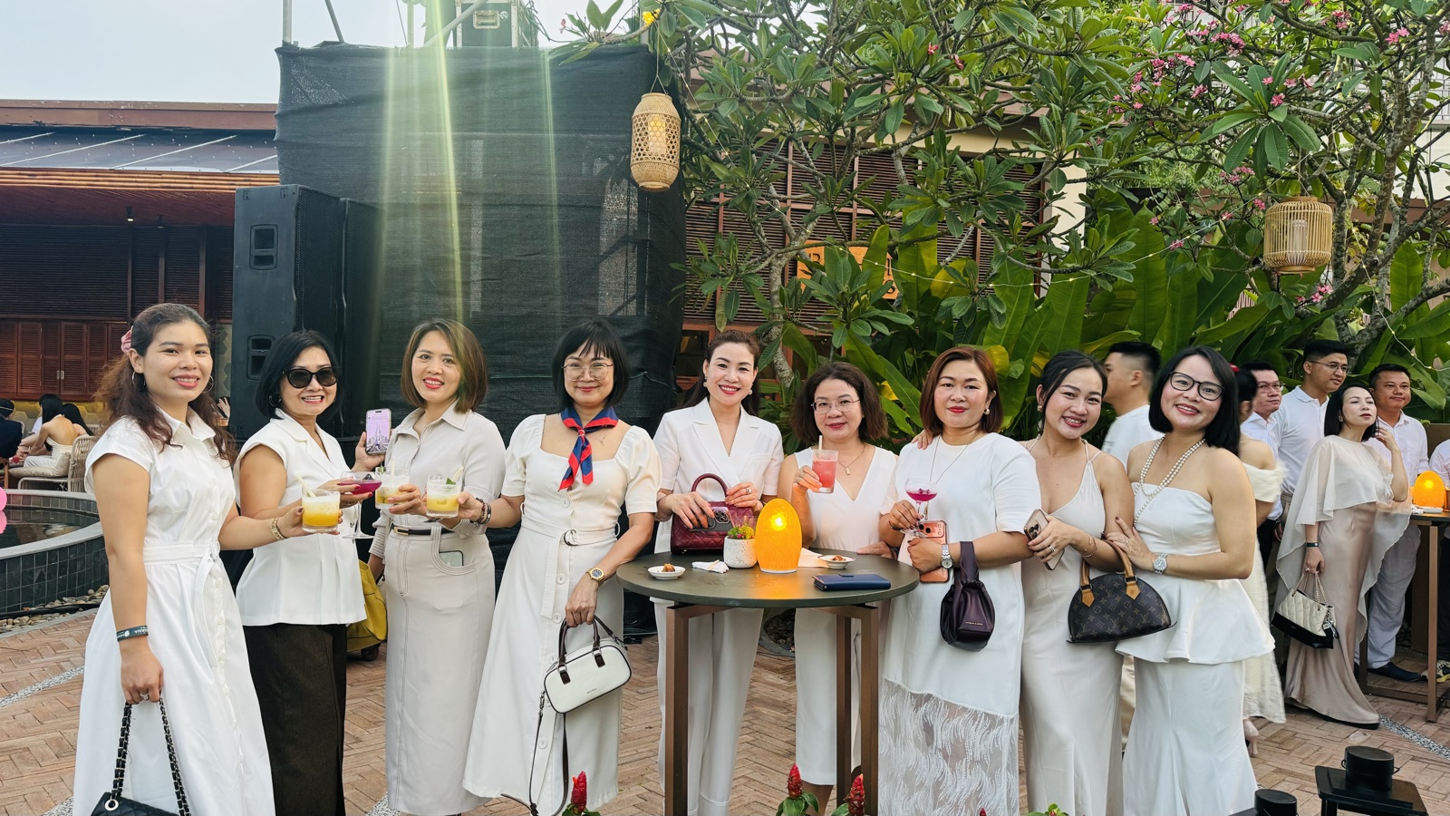 Thành viên nữ ERA Vietnam giao lưu tại tiệc ngoài trời