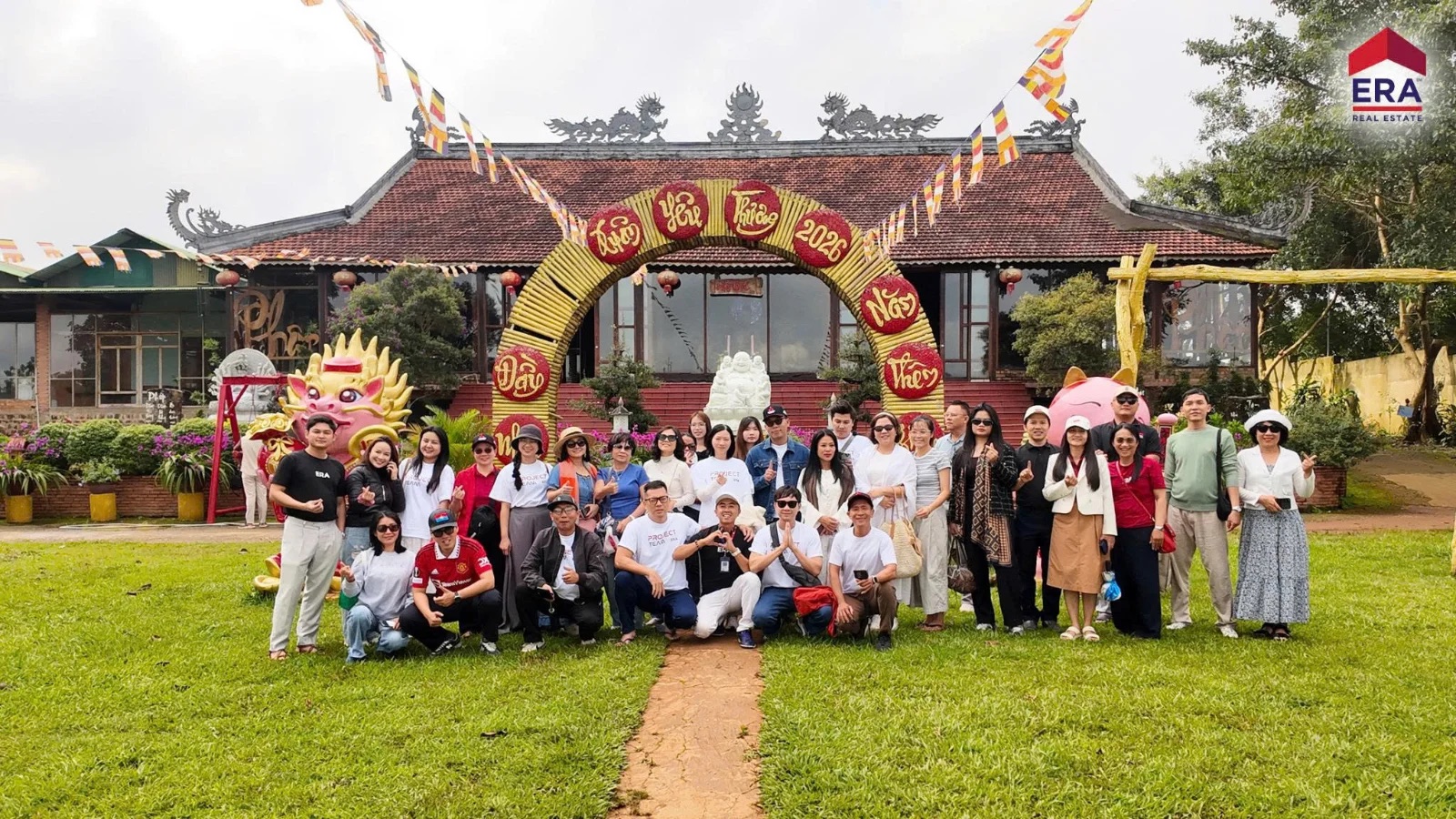 Đội nhóm ERA Vietnam chụp ảnh tập thể trong chuyến du lịch team building