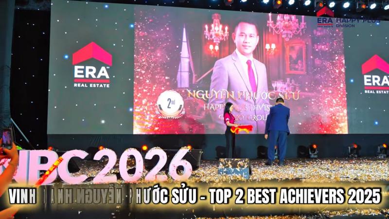 Màn hình sân khấu vinh danh Nguyễn Phước Sửu vị trí thứ 2 Top Achievers 2025