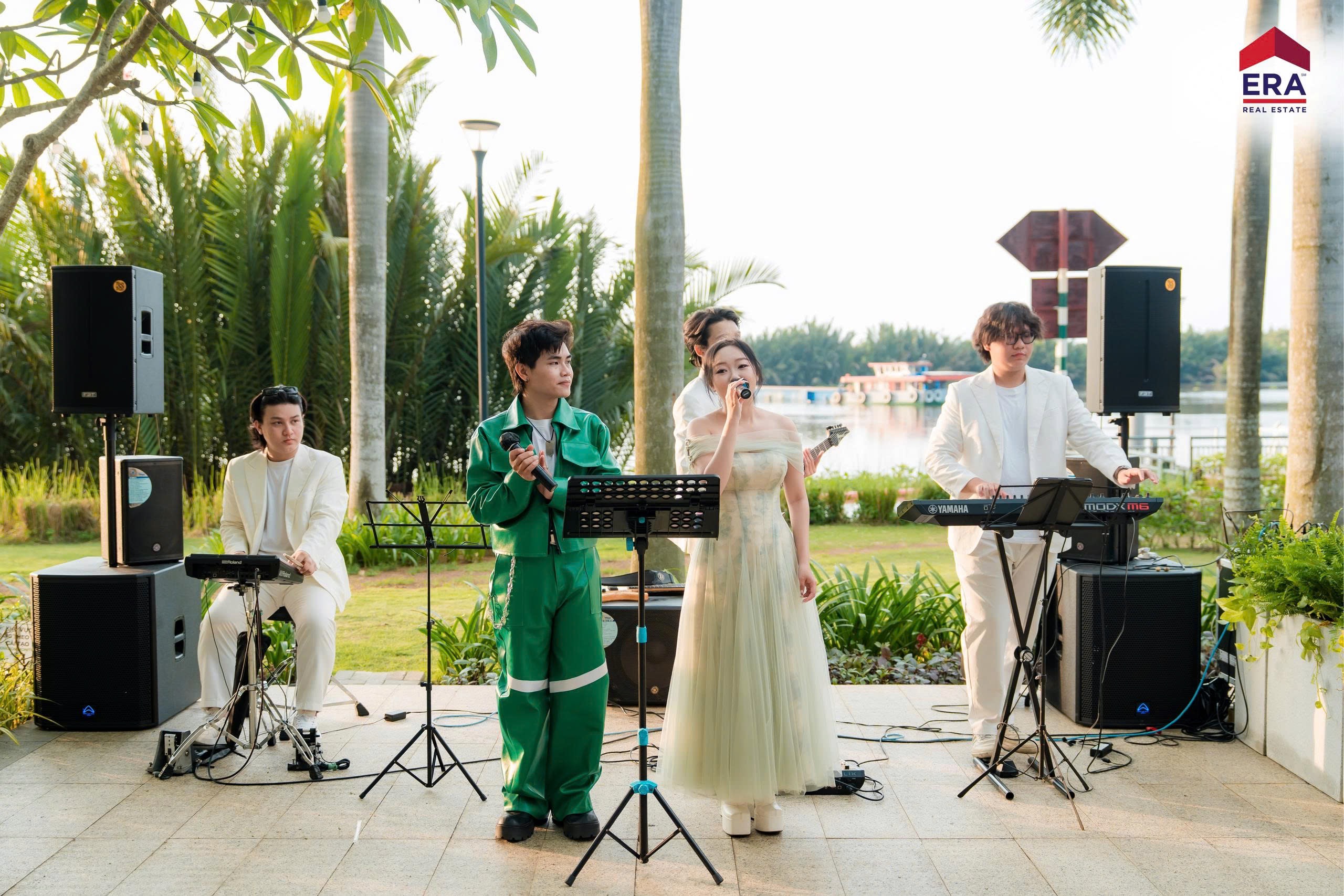 Phần biểu diễn acoustic bên bờ sông