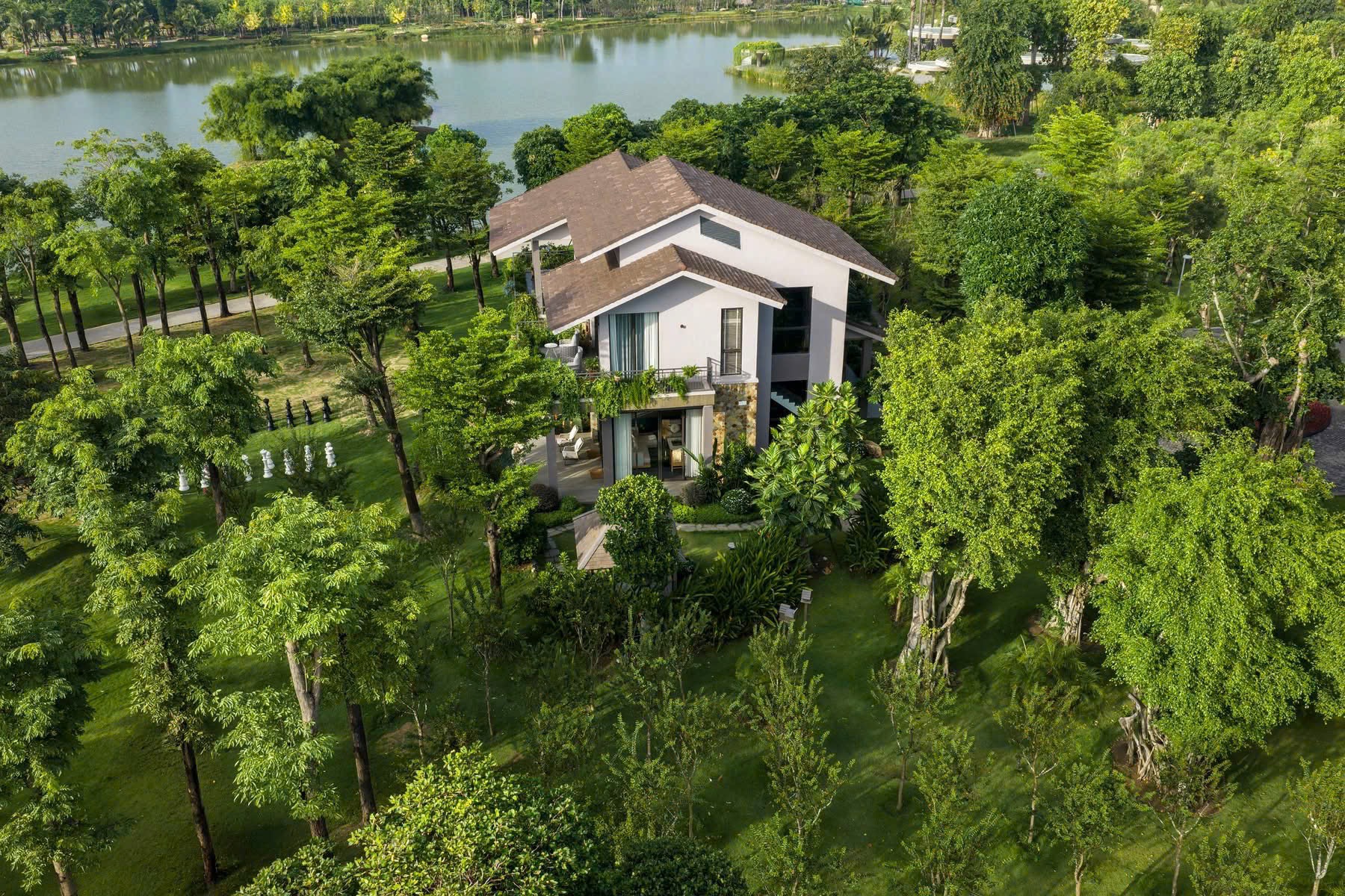 Ban công phủ cây xanh và hoa của căn hộ hướng ra mặt hồ