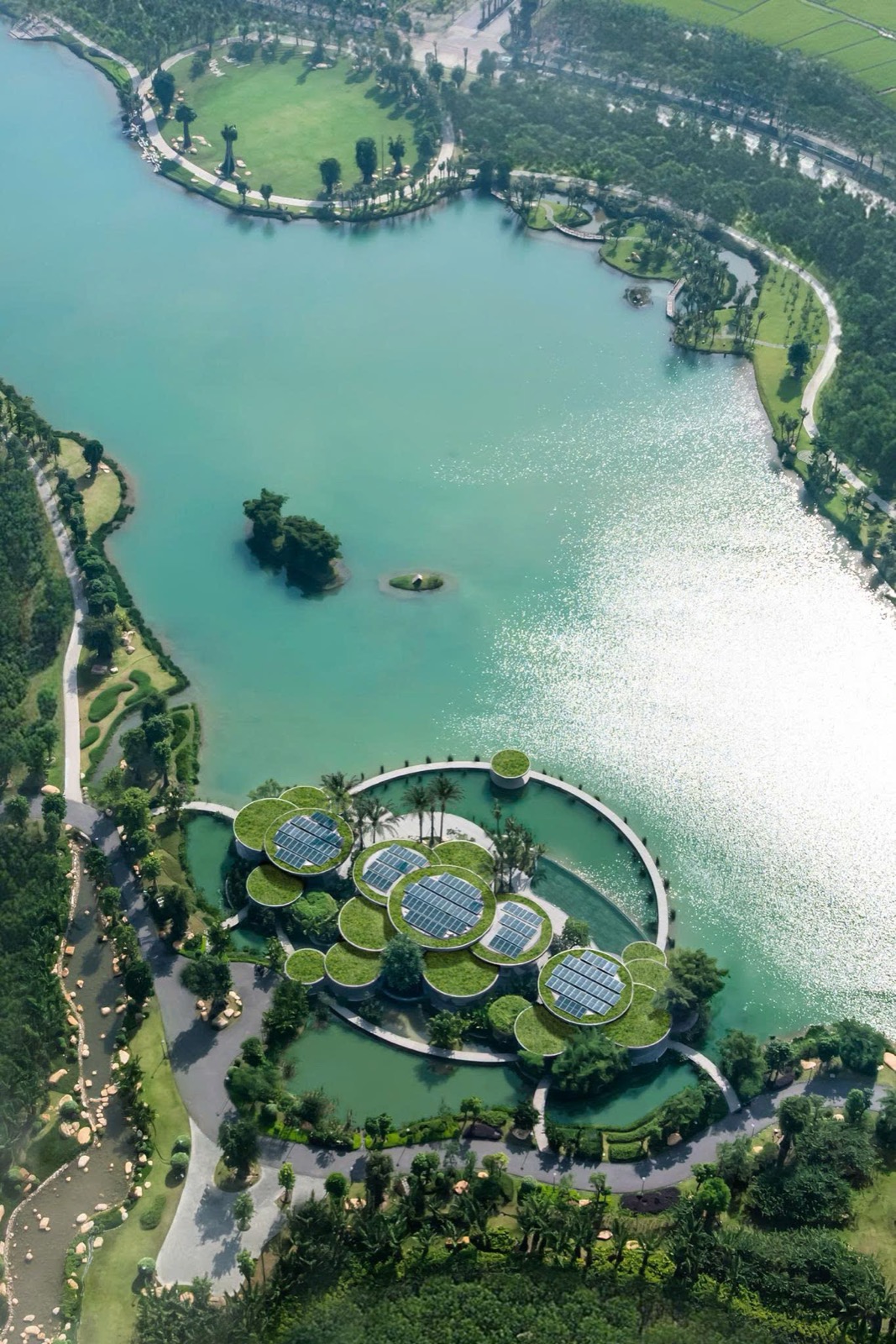 Toàn cảnh Lotus Clubhouse và mặt hồ tại Eco Retreat nhìn từ trên cao